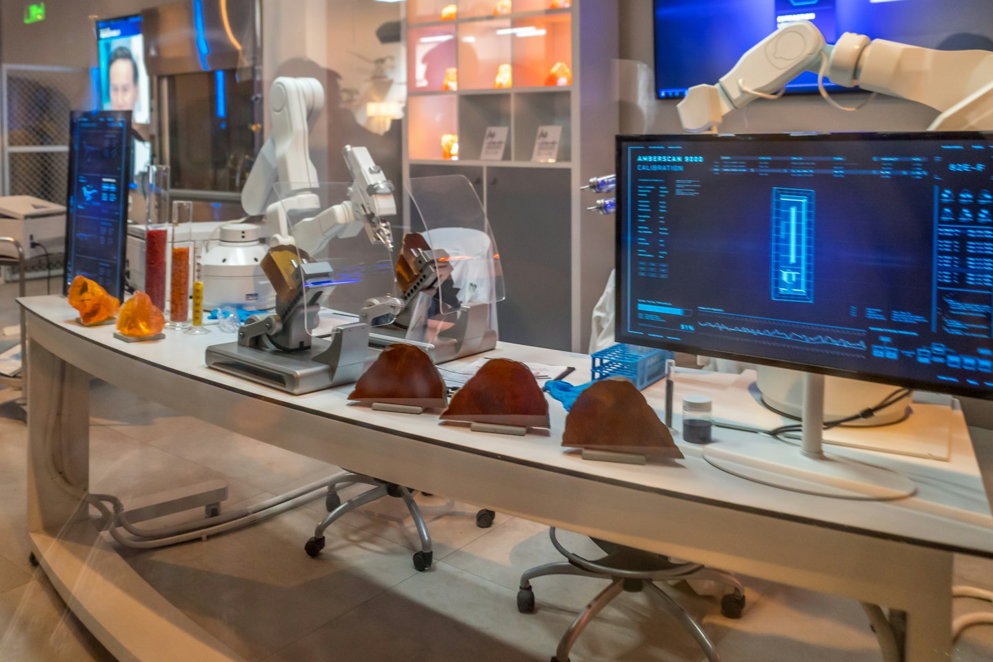 Robotik kol, laboratuvar tezgahındaki bilimsel aletlerle çalışıyor.
